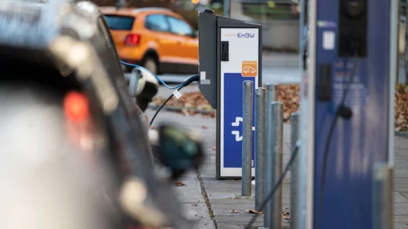 Fast jede zweite Kommune in Deutschland bietet keine &ouml;ffentlich zug&auml;nglichen Ladestationen f&uuml;r E-Autos. (Symbolbild) - &copy; Marijan Murat/dpa