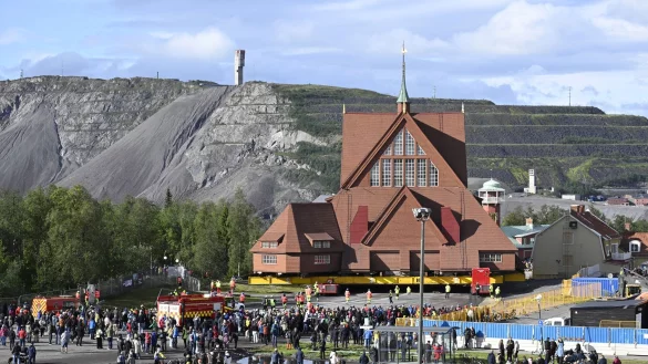Ein Rahmenprogramm begleitet die Umsiedlung der Kirche. - &copy; Fredrik Sandberg/TT News Agency/AP/dpa