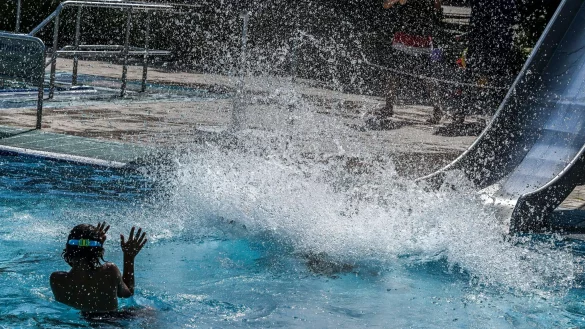 Schwimmbäder wie hier in Berlin boten wieder Abkühlung. - © Jens Kalaene/dpa
