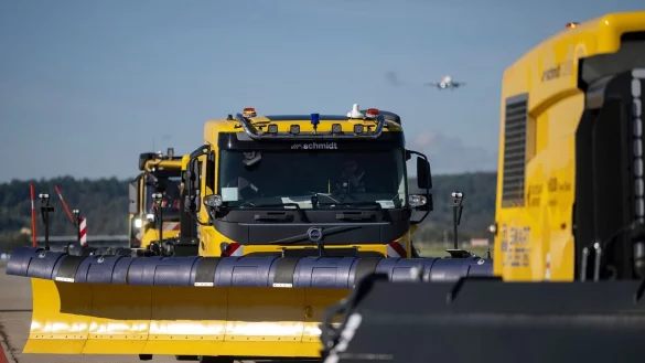 Selbstfahrende Schneepflüge könnten nach Einschätzung eines großen Herstellers in einigen Jahren eingesetzt werden. (Archivbild) - © Marijan Murat/dpa