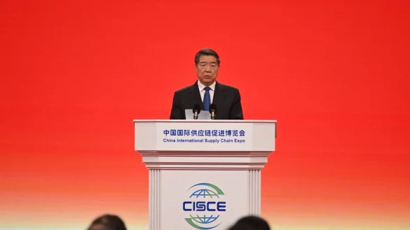 Chinas Vize-Ministerpräsident sprach von einer zunehmenden Turbulenz in der Welt. - © Johannes Neudecker/dpa