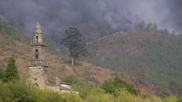 Die Brände haben im August bereits vier Menschenleben gefordert. - © Carlos Castro/EUROPA PRESS/dpa