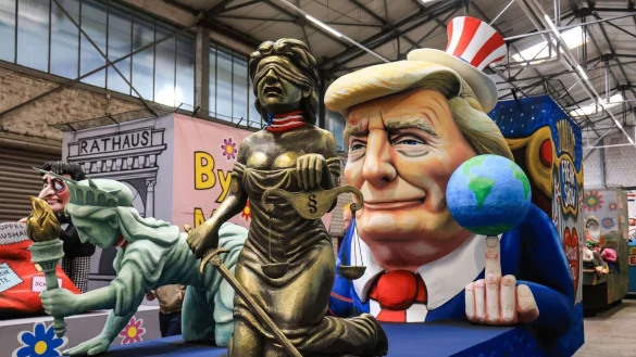 Einer der Wagen im K&ouml;lner Rosenmontagszug zeigt US-Pr&auml;sident Donald Trump, der sich die Freiheitsstatue und die Justitia - Demokratie und Rechtsstaat - unterworfen hat. (Archivbild) - &copy; Oliver Berg/dpa