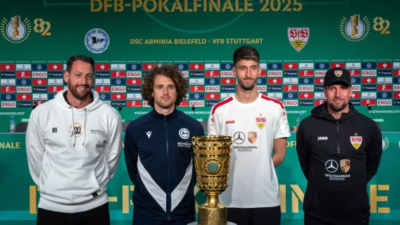Mitch Kniat (l) und Mael Corboz (2.v.l) freuen sich auf das DFB-Pokalfinale. - © Soeren Stache/dpa