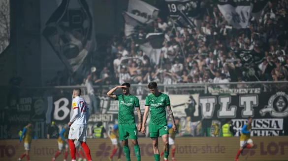 Der Europapokal gerät aus dem Sichtfeld: Gladbacher Spieler in Kiel. - © Gregor Fischer/dpa