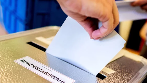 Auch vor dem 23. Februar kann schon im Wahlamt direkt für die Bundestagswahl 2025 abgestimmt werden. (Archivbild) - © Hauke-Christian Dittrich/dpa