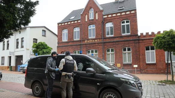 Die Festgenommenen stehen im Verdacht, Mitglieder beziehungsweise Unterst&uuml;tzer einer rechtsextremistischen terroristischen Vereinigung zu sein. Der j&uuml;ngste von ihnen ist 14 Jahre alt. - &copy; Bernd W&uuml;stneck/dpa