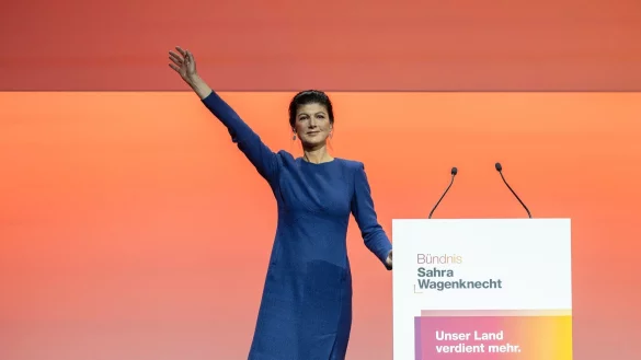 Sahra Wagenknecht stimmt ihre Partei auf den Wahlkampf ein und wird bejubelt. - © Hannes P. Albert/dpa