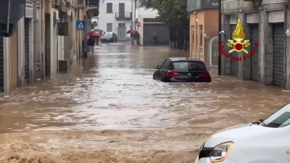 In der Stadt Cabiate zwischen Mailand und dem Comer See flie&szlig;t das Wasser kniehoch durch die Stra&szlig;en. - &copy; -/Vigili del Fuoco/dpa