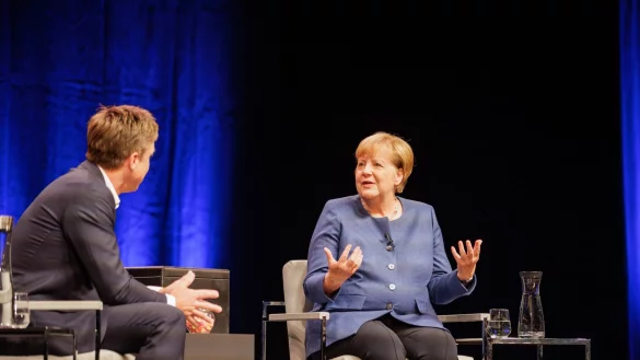 So viel Lob f&uuml;r Merz hatte Merkel schon lange nicht mehr &uuml;brig. - &copy; Gordon Welters/DER SPIEGEL/dpa