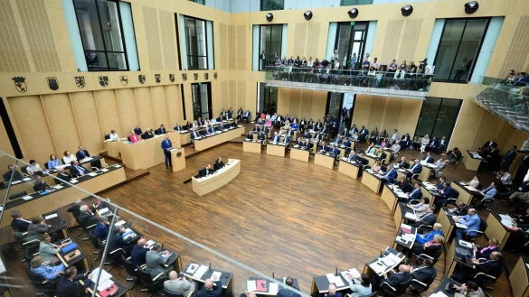 Die Verlängerung der Mietpreisbremse ist nur einer von mehreren Entwürfen des Bundestages, mit denen sich der Bundesrat in seiner letzten regulären Sitzung vor der Sommerpause befasst. - © Bernd von Jutrczenka/dpa