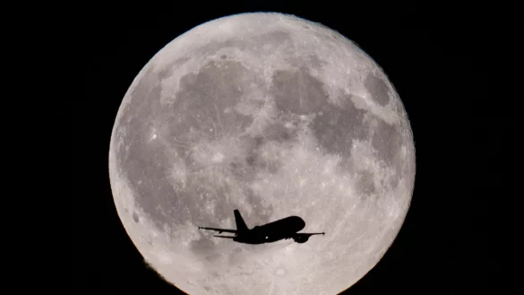 Von deutschen Flughäfen starten immer noch weniger Jets als vor Corona. - © Boris Roessler/dpa