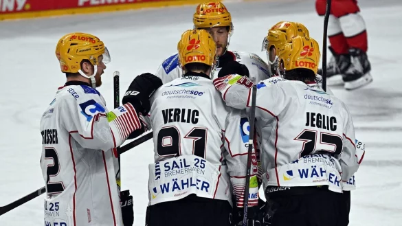 Die Fischtown Pinguins aus Bremerhaven freuen sich im vierten Viertelfinale gegen Köln über den ersten Erfolg. - © Federico Gambarini/dpa