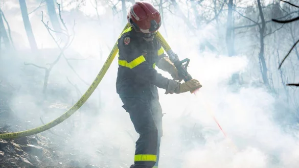 Schon seit Tagen kämpft die Feuerwehr gegen den Waldbrand in Südfrankreich. - © Uncredited/Securite Civile via AP/dpa