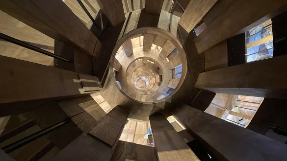 Ein Lauf der Wendeltreppe f&uuml;hrt Besucher hinauf, der andere hinunter, sodass sich die G&auml;ste nie begegnen. - &copy; Sabine Glaubitz/dpa