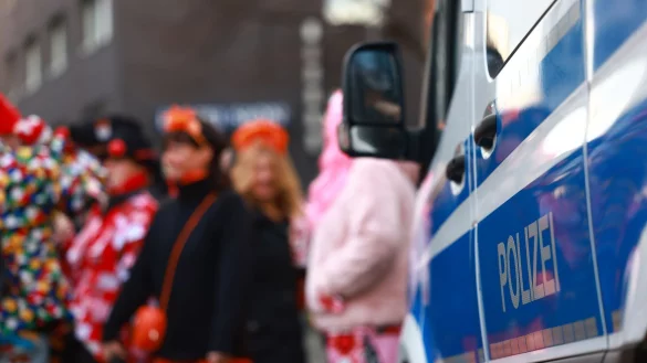 Der Straßenkarneval steht dieses Jahr unter erhöhtem Polizeischutz. - © Rolf Vennenbernd/dpa