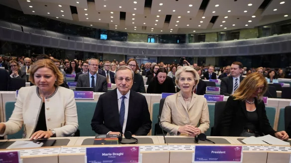 Mario Draghi (M.l.) und Ursula von der Leyen (M.r.) in Br&uuml;ssel. Vor fast genau einem Jahr hat der fr&uuml;here EZB-Chef seinen Bericht &uuml;ber Europas Wettbewerbsf&auml;higkeit vorgestellt. - &copy; Virginia Mayo/AP/dpa