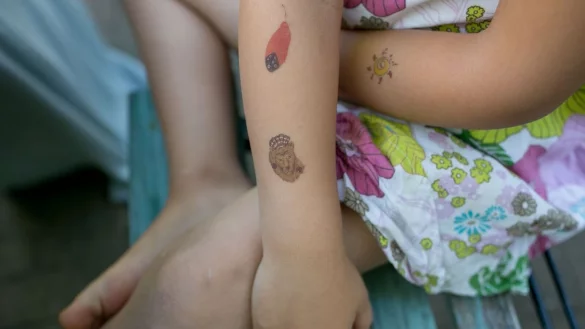 Kinder lieben sie - doch in fast allen Klebetattoos, die die Zeitschrift «Öko-Test» untersucht hat, stecken bedenkliche Inhaltsstoffe. - © Karolin Krämer/dpa-tmn