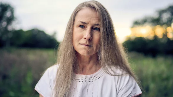 Corinna Harfouch als Selma in einer Szene des Films «Was man von hier aus sehen kann». Der Film läuft am 30.6. in der ARD. - © Frank Dicks/ARD Degeto Film/Claussen + Putz Filmproduktion Gmbh/Studiocanal GmbH/dpa