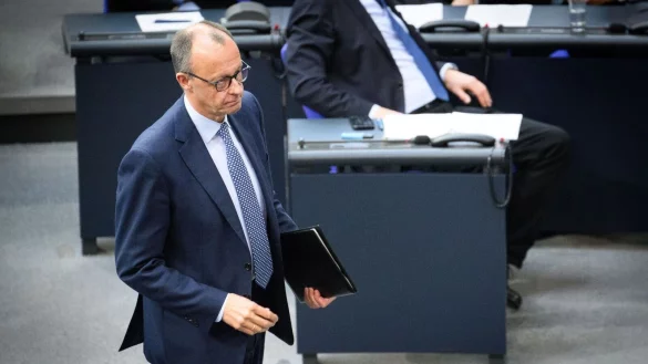 Der wahrscheinliche künftige Kanzler Friedrich Merz (CDU) wirbt weiter um Mehrheiten für das geplante Schuldenpaket von Union und SPD. - © Bernd von Jutrczenka/dpa