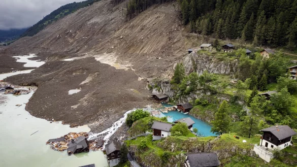 Die Schäden durch die Katastrophe in Blatten schätzt die Schweizer Regierung auf mehrere Hundert Millionen Franken. - © Michael Buholzer/KEYSTONE/dpa