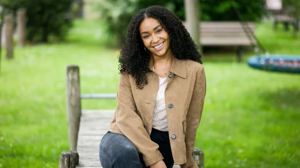 Schauspielerin F&eacute;r&eacute;ba Kon&eacute; tut sich schwer mit der Karnevalsbegeisterung in K&ouml;ln. - &copy; Henning Kaiser/dpa