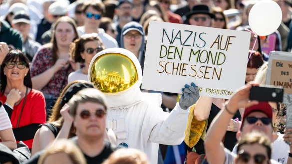 In Berlin sind mehrere tausend Menschen auf der Stra&szlig;e. - &copy; Fabian Sommer/dpa