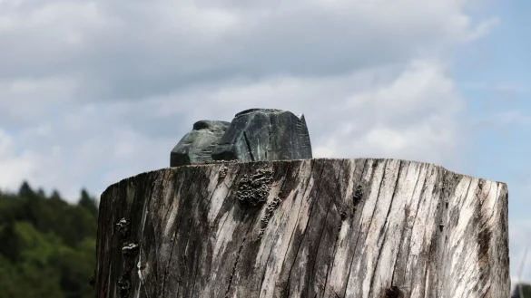 Diebe haben in Slowenien die Bronze-Statue abgesägt, die US-First Lady Melania Trump darstellte. Übrig sind nur noch die Füße. - © Relja Dusek/AP/dpa
