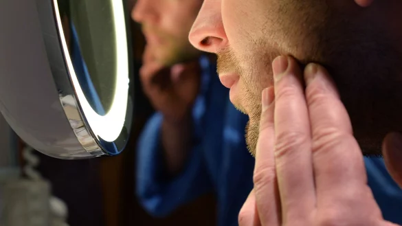 Kleinere Abszesse kann man selbst behandeln. Aber Rumdr&uuml;cken oder Aufstechen ist tabu. - &copy; Jens Kalaene/dpa-tmn