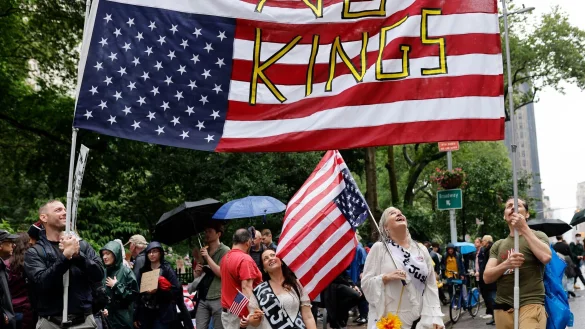 &laquo;No Kings&raquo; (Keine K&ouml;nige) war das &uuml;bergreifende Motto der Proteste. - &copy; Stefan Jeremiah/AP/dpa