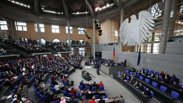 Bundestag - Sondersitzung zur Grundgesetzänderung - © Bernd von Jutrczenka/dpa