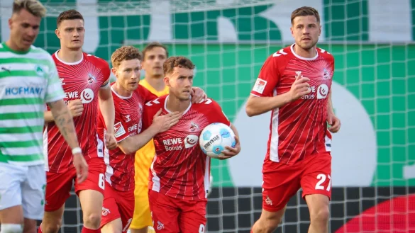 Luca Wald­schmidt (M) ist vom Elfmeterpunkt eiskalt. - © Daniel Karmann/dpa