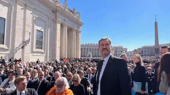Der bayerische Ministerpräsident Markus Söder nahm an der Trauerfeier für Papst Franziskus auf dem Petersplatz teil. - © Bayerische Staatskanzlei/dpa