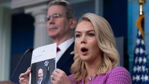 Trumps Sprecherin Karoline Leavitt kritisiert Amazon und dessen Chef Jeff Bezos. - © Manuel Balce Ceneta/AP/dpa