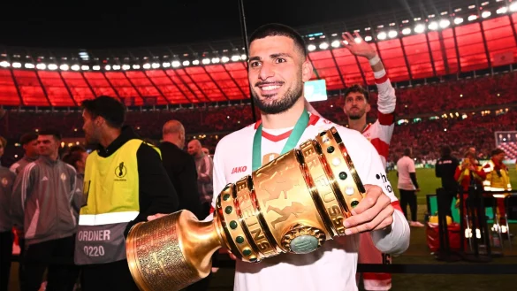 Deniz Undav schnappte sich den Pokal - © Tom Weller/dpa