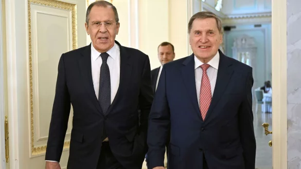 Der russische Au&szlig;enminister Sergej Lawrow (l.) und der au&szlig;enpolitische Berater des russischen Pr&auml;sidenten Juri Uschakow sind f&uuml;r Gespr&auml;che mit US-Au&szlig;enminister Marco Rubio nach Saudi-Arabien gereist. (Archivbild) - &copy; Pavel Bednyakov/RIA Novosti/AP/dpa