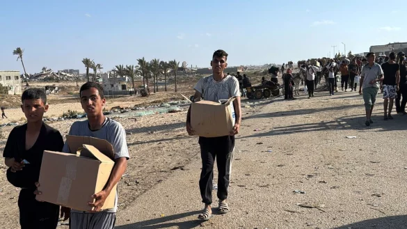 Palästinenser mit Hilfsgütern. - © Ahmed Ibrahim/APA Images via ZUMA Press Wire/dpa