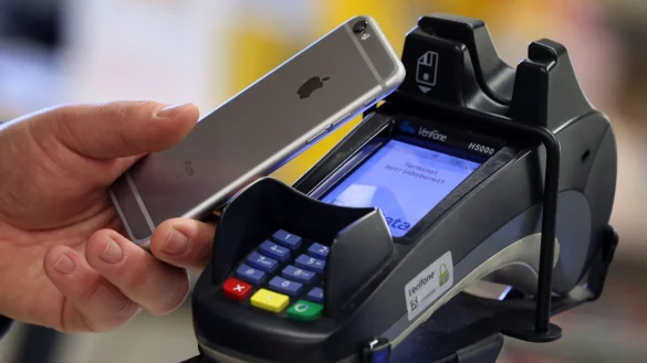 Smartphone oder Karte statt Schein und Münze: Viele bevorzugen bargeldlose Bezahlmethoden (Symbolbild) - © Karl-Josef Hildenbrand/dpa