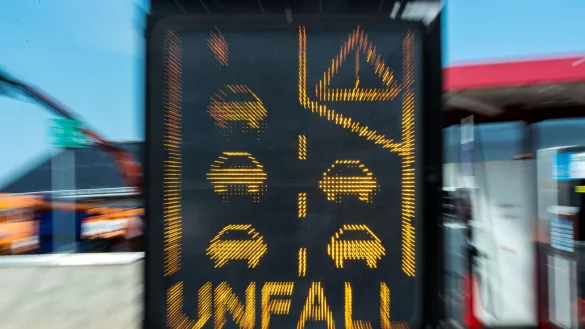 Die Autobahn musste nach dem Unfall mehrere Stunden voll gesperrt werden. (Symbolbild) - © Jens Büttner/dpa