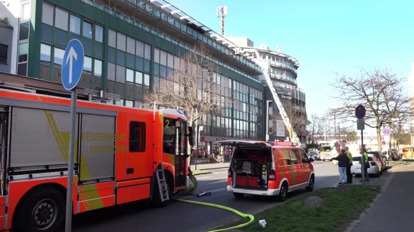 Bei einem Brand in einem Pflegeheim in Hannover wurden mehrere Menschen verletzt. - © ---/dpa