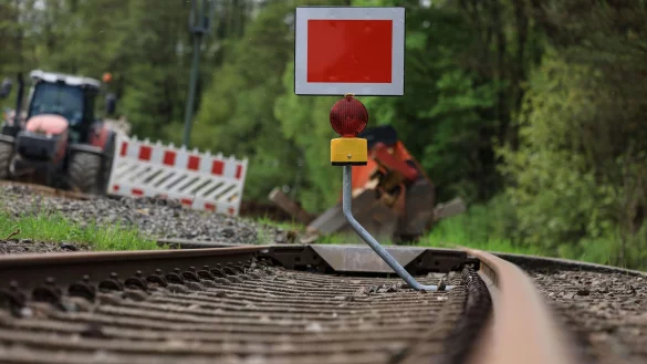 Die Bahnstrecke durch die Eifel wird elektrifiziert. Fast ein halbes Jahr lang wird am Teilstück zwischen Euskirchen und Nettersheim im Kreis Euskirchen gearbeitet. - © Oliver Berg/dpa