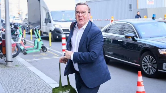 Verteidigungsminister Boris Pistorius (SPD) kommt zur Fortsetzung der Koalitionsverhandlungen mit der Union in die bayerische Landesvertretung. - © Annette Riedl/dpa