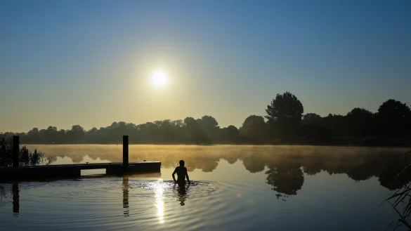 Bei weit &uuml;ber 30 Grad ist Abk&uuml;hlung willkommen. - &copy; Christian Charisius/dpa