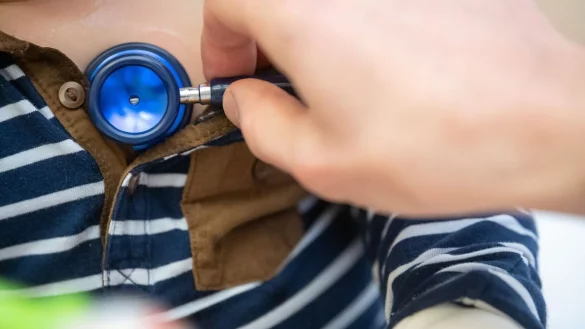 Um Grippe festzustellen, untersuchen Fachleute die Kinder körperlich und nehmen einen Abstrich. (Archivbild) - © Sebastian Gollnow/dpa