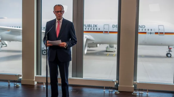 Bundeskanzler Merz fliegt zum G7-Gipfel - und dort wird auch die Eskalation im Konflikt zwischen Israel und dem Iran wei oben auf der Agenda stehen. - © Michael Kappeler/dpa