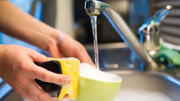 Keimfalle am Spülbecken: Benutze Spülschwämme sollte man regelmäßig austauschen. - © Inga Kjer/dpa-tmn