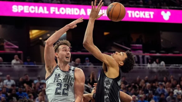 Franz Wagner (l) führte die Orlando Magic zum Erfolg gegen die San Antonio Spurs um Victor Wembanyama. - © John Raoux/AP/dpa