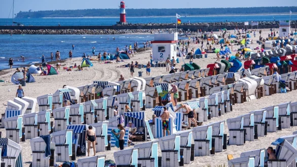Sommerurlauber am Ostseestrand in Warnemünde. Im Zeitraum von Januar bis November erzielte der Deutschland-Tourismus einen Rekord. - © Jens Büttner/dpa