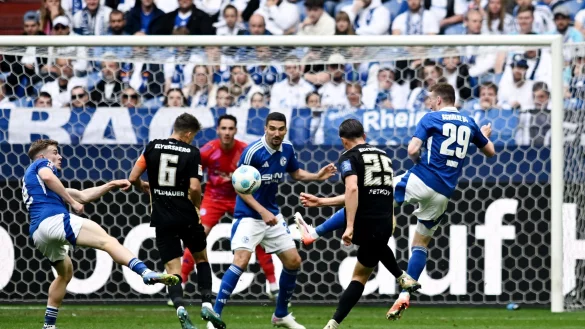 Lukas Petkov bringt Elversberg sehenswert in Führung. - © Bernd Thissen/dpa