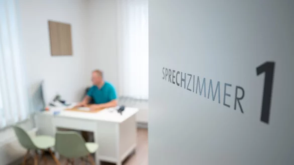 Viele Hausärzte in Deutschland sind über 60 Jahre alt. (Symbolbild) - © Sebastian Kahnert/dpa